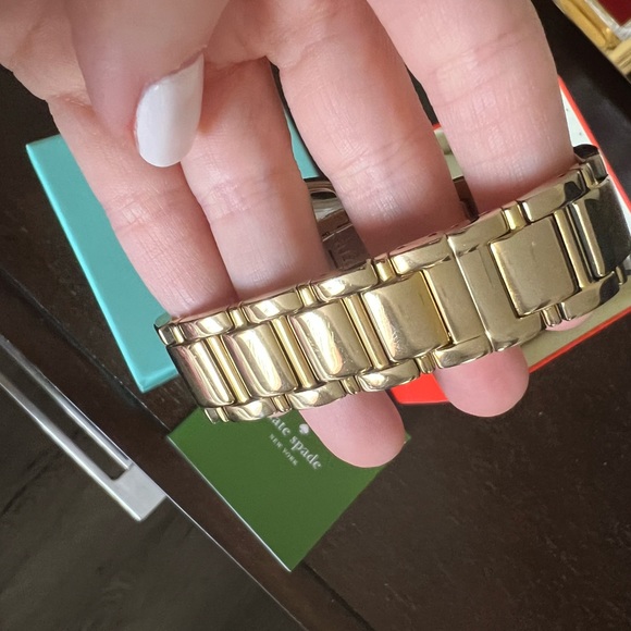 KATE SPADE GOLD ROUND WATCH - Picture 10 of 10